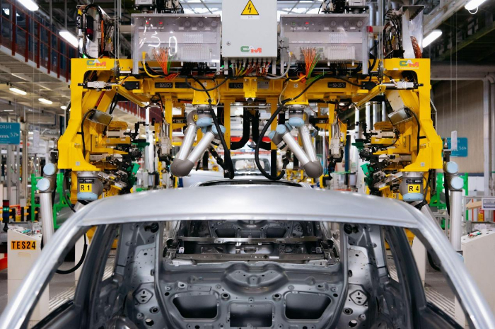 活躍在汽車生產(chǎn)線上的優(yōu)傲協(xié)作機(jī)器人UR10靈活作用大！